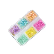 Sada barevných bujónových kuliček na nehty v praktickém boxu