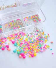 Sada farebných guličiek na nechty v praktickom puzdre