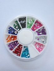 Karusel s farebnými kamienkami na nechty