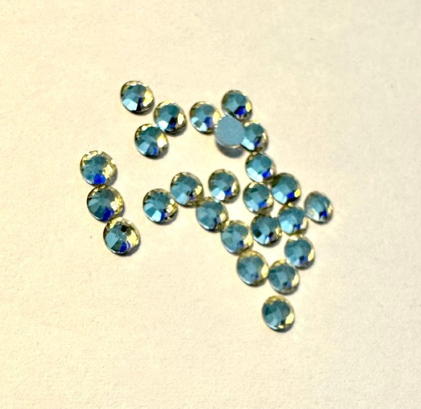 Nehtové krystalky – třpytivá elegance pro každý styl